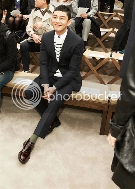 Yoo Ah In Represents Korea at Burberry Fashion Show